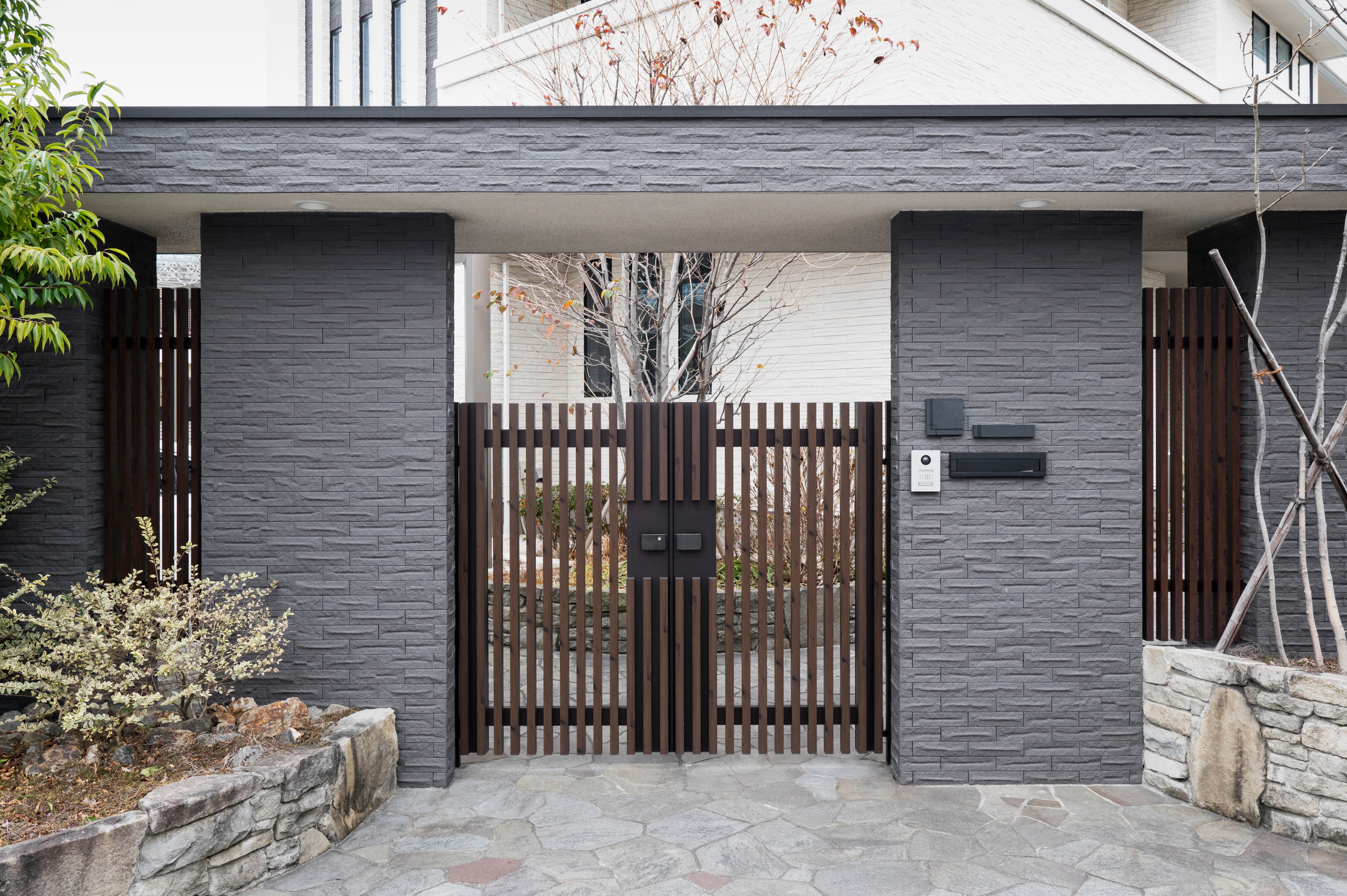 36d0d2fe-62ad-485d-b52a-2be43a2391a1-japanese-house-entrance-with-fence.jpg